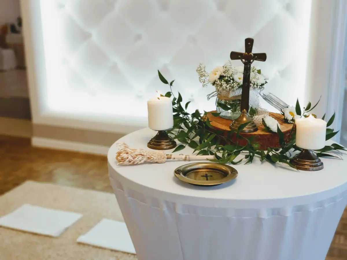 Stolik z krzyżem, świecami i kropidłem przygotowany do błogosławieństwa pary młodej