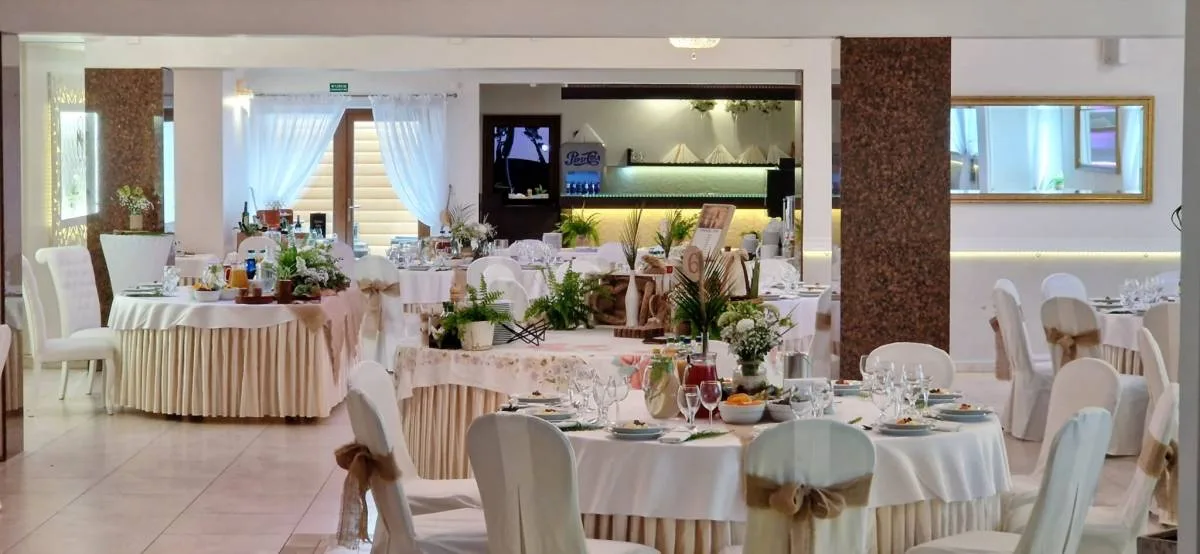 Sala balowa Pod Skrzycznem nakryta do przyjęcia weselnego