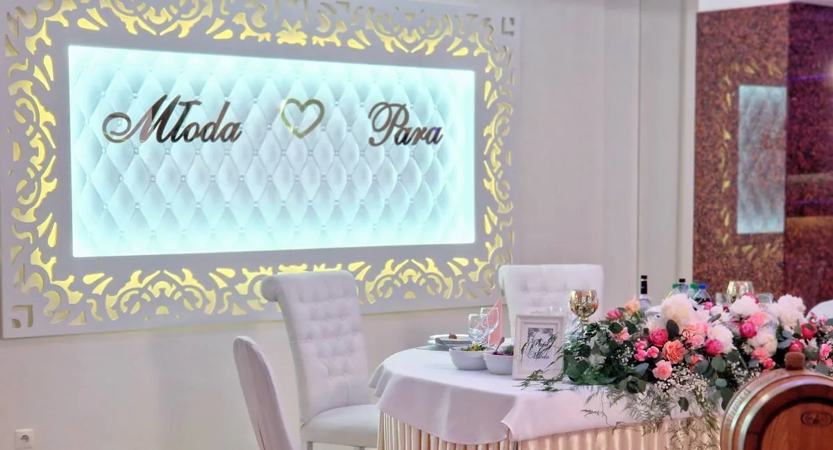 Stół pary młodej w sali balowej Pod Skrzycznem
