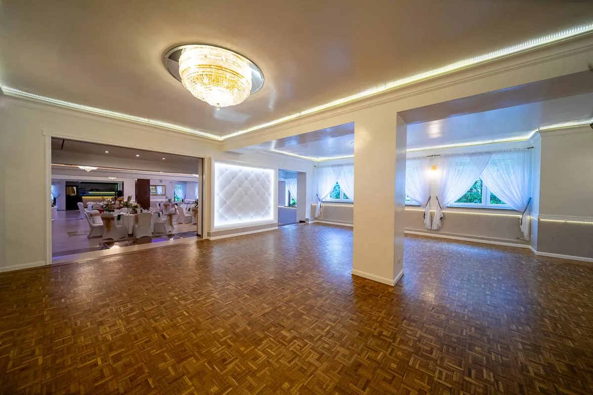 Sala balowa Pod Skrzycznem nakryta do przyjęcia weselnego