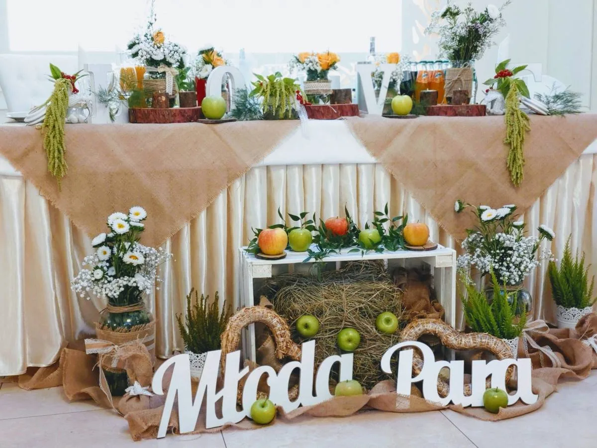 Stół pary młodej w sali balowej Pod Skrzycznem