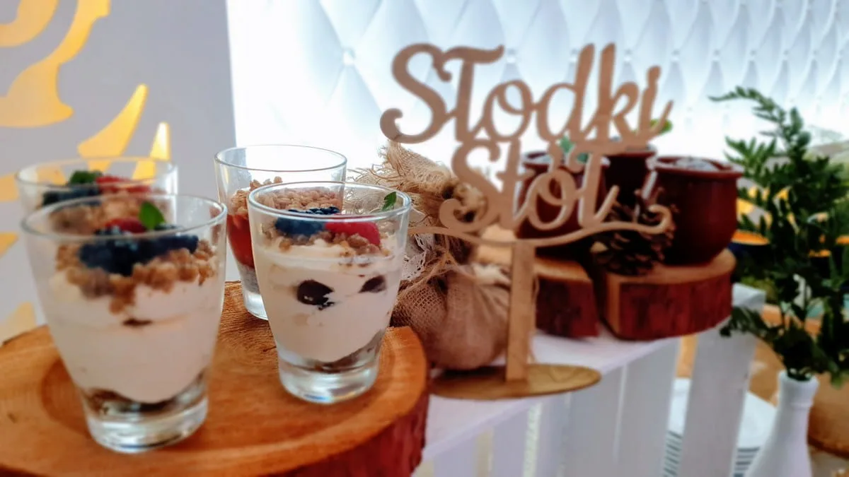 Słodki stół z deserami na weselu w Szczyrku